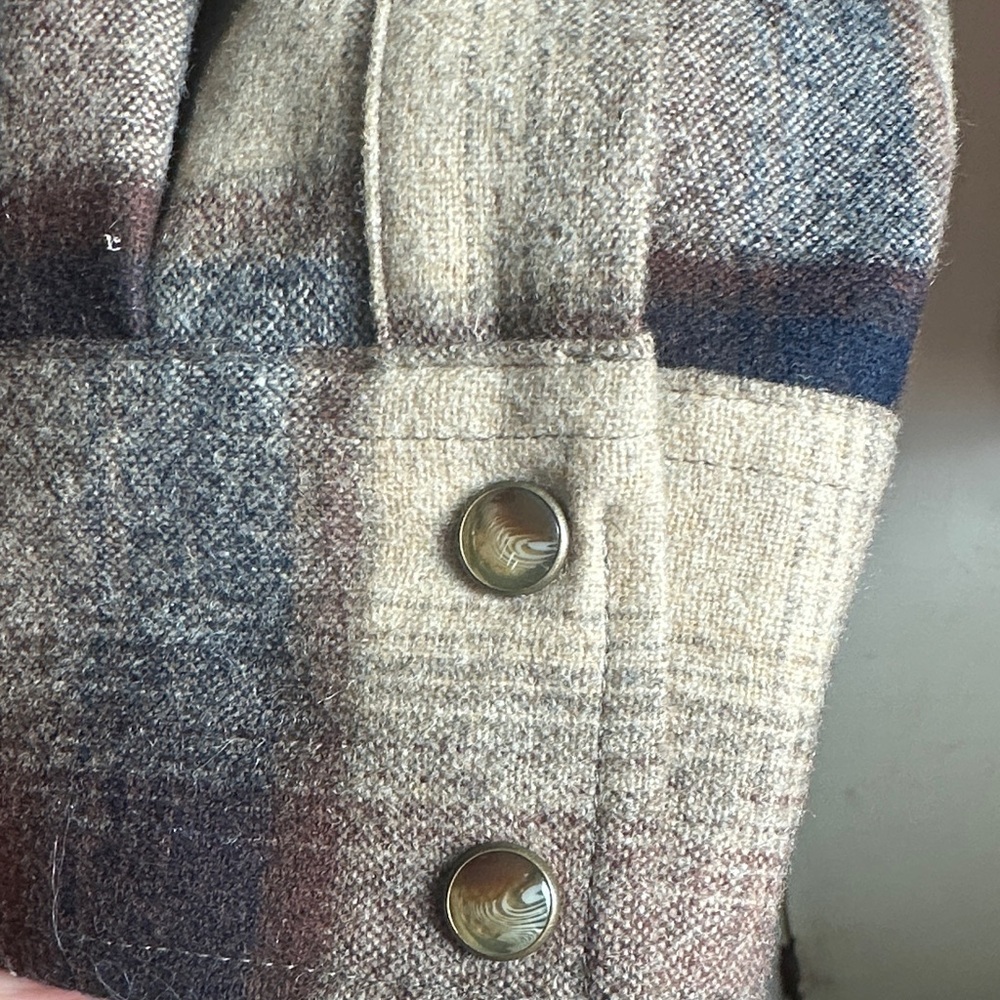 Pendleton Men's Checkered Shirt Jacket in Brown and Cream - Picture 7 of 7